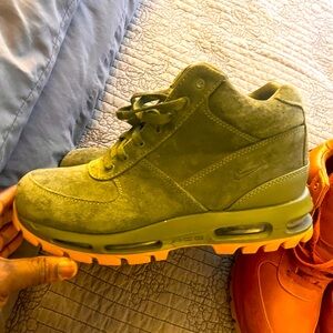 Nike ACG boots sz 11 olive